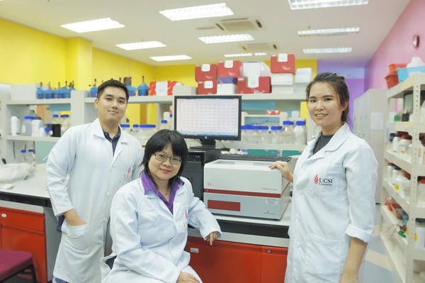 Fig. 4: Crystale flanked by her graduate students Christina Chong Shook Cheng and Eric Low Kat Jun. Photo credit: Michelle Teo Yee Mun.