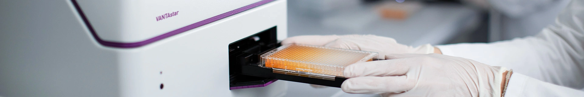 A person that puts in the microplate in the VANTAstar