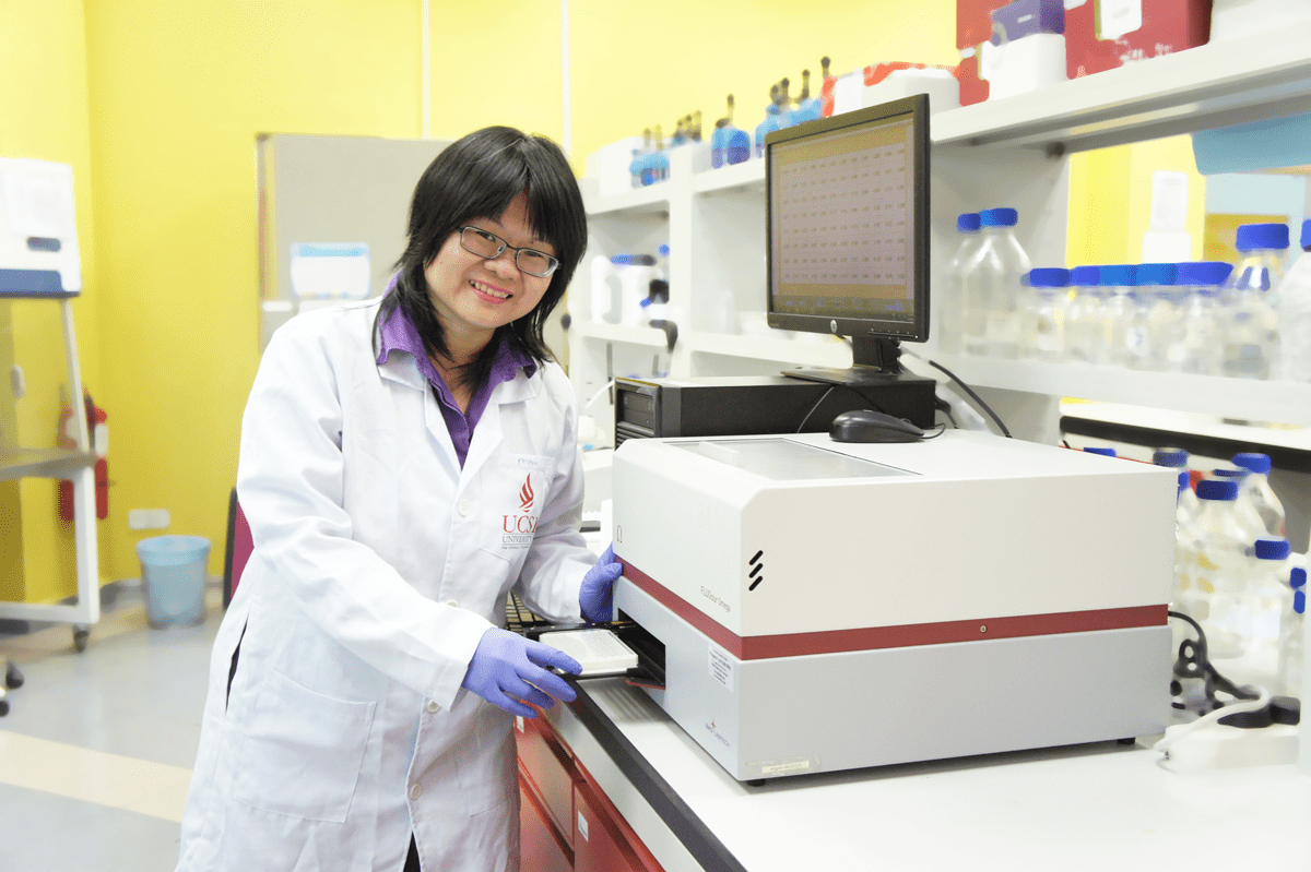 Fig. 1: Associate Professor Dr Crystale Lim Siew Ying preparing to run a quorum sensing inhibition assay on the FLUOstar Omega microplate reader. Photo credit: Michelle Teo Yee Mun