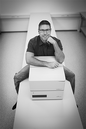 Markus Kammerer sitting in front of a reader Markus Kammerer sitting in front of a reader